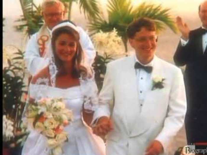 In 1994, after seven years of dating, Bill and Melinda married in a secret ceremony on the 17th hole of a Hawaiian golf course after a pre-wedding fireworks display and a performance by Willie Nelson. Melinda reportedly paid less than $20,000 for her wedding dress and reception outfit.