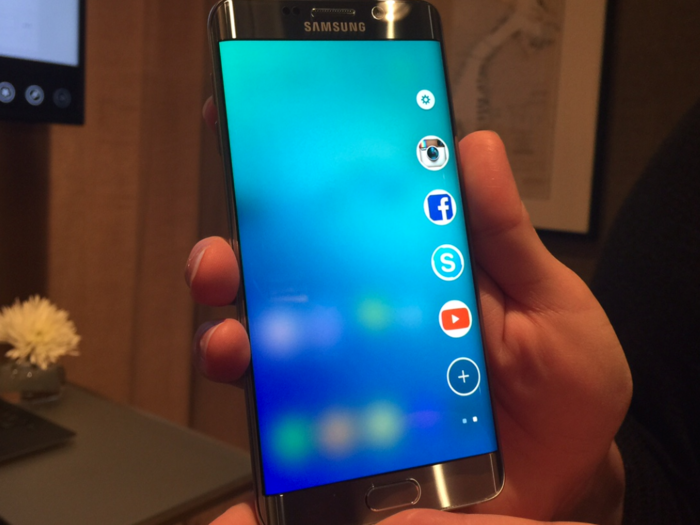 You can add shortcuts to your favorite apps and contacts on the Galaxy S6 Edge+. Just swipe out from the phone