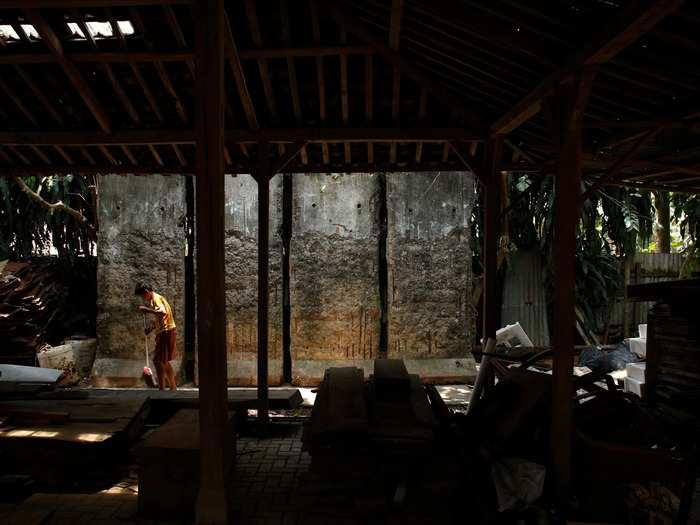 These four pieces of the Berlin Wall stand in Indonesian sculptor Teguh Ostenrik’s workshop, located in Depok, Indonesia. Ostenrik brought the four original sections to Indonesia in 1990.