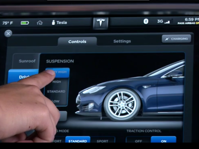With the smart air suspension feature, the Model S automatically adjusts ride height based on speed and vehicle air level. However, the driver can manually adjust it higher or lower using the touchscreen display.