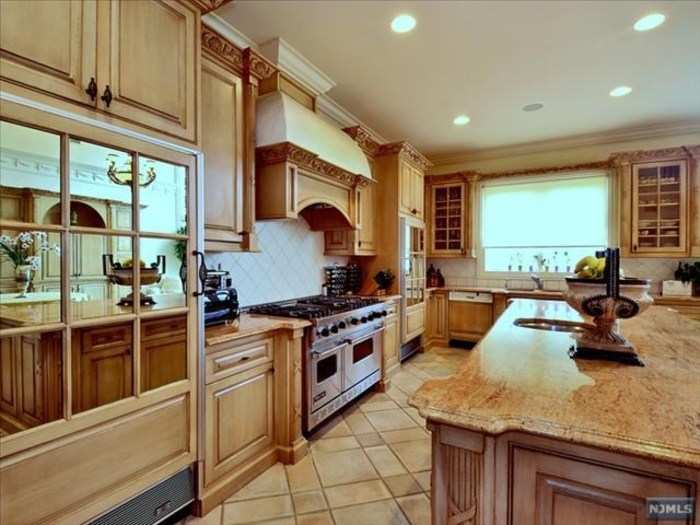 The kitchen hosts the latest in appliances as well as a modern and bright atmosphere.