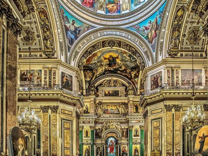 The impressive interior is covered in detailed mosaics and features paintings as well as beautiful columns made of malachite and lapis lazuli.