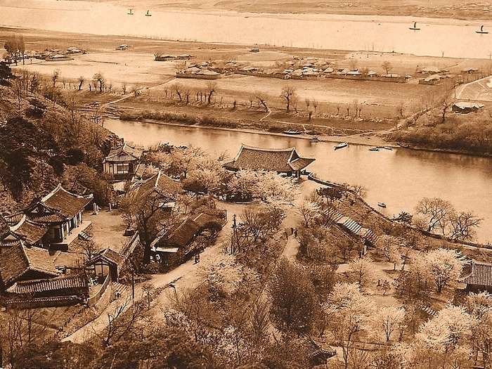 The Yongmyong Temple was the largest Buddhist center in Pyongyang, North Korea, before it was destroyed in the Korean War.