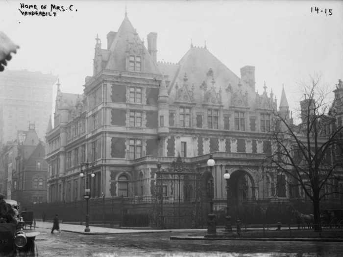 The Vanderbilt family built a number of mansions in New York City in the 1880s. The home pictured here belonged to Cornelius Vanderbilt II. It was the largest private residence ever constructed in Manhattan.