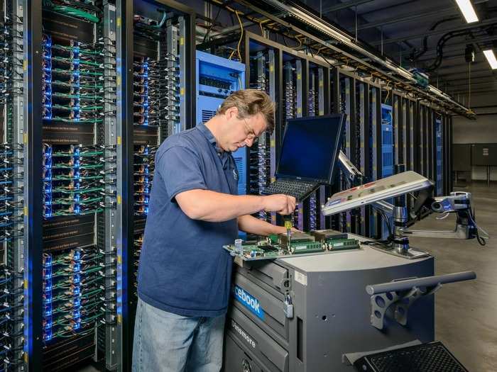 Because of the way servers are connected, technicians can easily find, remove, and fix failed components.