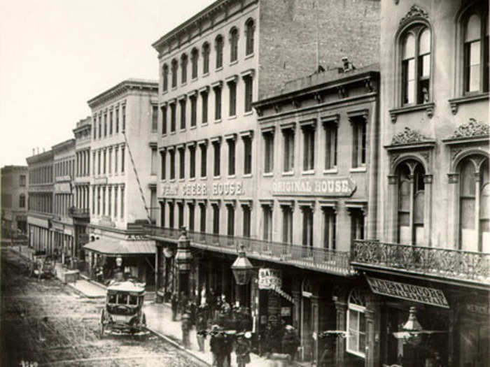 Exterior of the What Cheer House on the south side of Sacramento Street below Montgomery, 1865