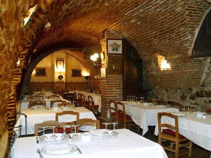 Botín has four floors and the air of a traditional Spanish tavern. There are three dining rooms: the bodega ("cellar"), the Castilla room, and the Felipe IV room.