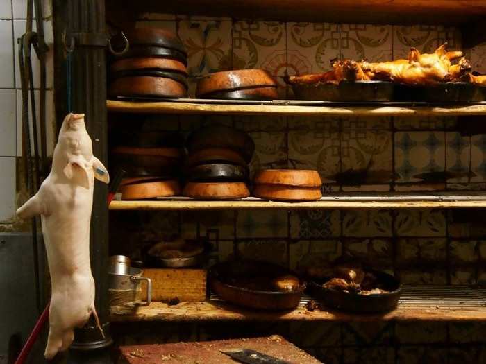 The restaurant receives suckling pigs from Segovia and lambs from Sepúlveda  three to four times per week.