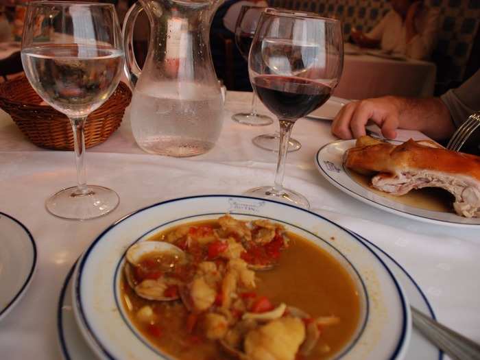 Clams Botín, another popular dish, features a house sauce of onion, hot chili pepper, garlic, dry white wine, paprika, tomato purée, and laurel leaf.