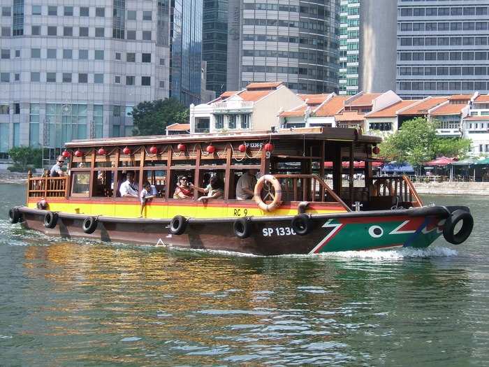 Get to know the Singapore River and its famous quays—Boat Quay, Clarke Quay, and Robertson Quay—on a relaxing river tour.