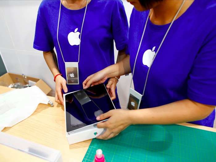 Some employees in fake stores in Shenzhen told Reuters that they were buying the iPhone 6S and 6S Plus from the US and Hong Kong as well as China, and smuggling them across the border into the mainland.