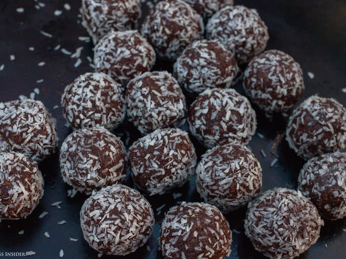 Chokladboll tastes exactly like it sounds: rich little chocolate balls of made of oatmeal, sugar, vanilla, cocoa, coconut flakes, and butter. These unbaked treats are incredibly easy to make.