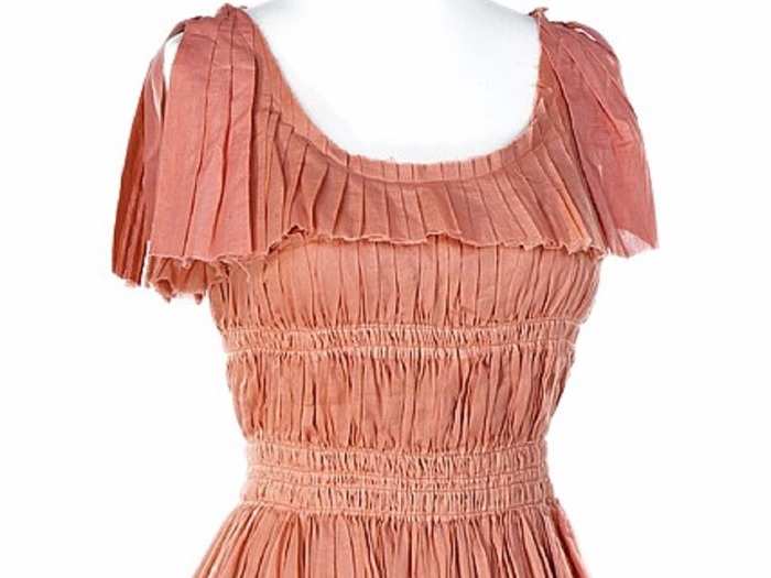 The peach cotton muslin and mesh layer-ruffled dress by Nina Ricci was worn by Jennifer Lawrence in the first film of the series "The Hunger Games" when she played the leading role of "Katniss." It