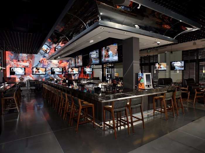 Frankey’s Sports Bar in Hallandale Beach, Florida, works with local family farms to create succulent, grass-fed burgers, steak-tip skewers, and rib eye steaks. The venue also offers live betting on horse races and radio shows with sports celebrities.