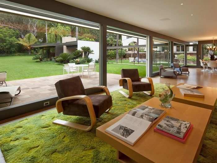 At the time, Neutra built the residence for Stuart and Lucia Bailey, creating a clean and crisp living room that includes floor-to-ceiling glass.