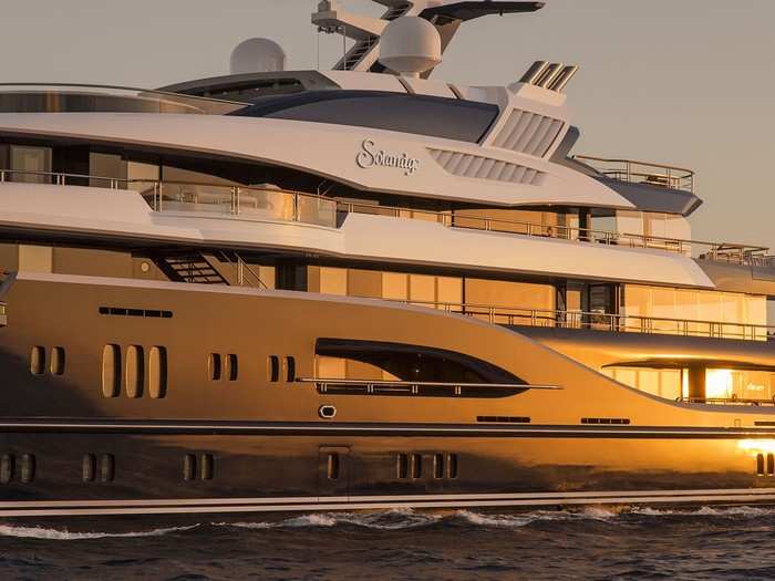 Having won the "Best Exterior" award at the Monaco Yacht Show, the Solandge is certified in its design prowess. Øeino