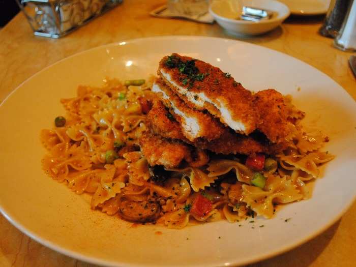 5. The Cheesecake Factory: Louisiana Chicken Pasta (2,370 calories)