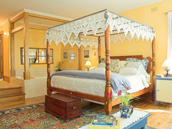 Located in Sturgeon Bay, Wisconsin, near the popular vacation town of Door County, the White Lace Inn features 18 guest rooms, as well as a flower garden, pond, and gazebo. The cozy, quaintly-decorated rooms come with king or queen beds, fireplaces, and whirlpools.