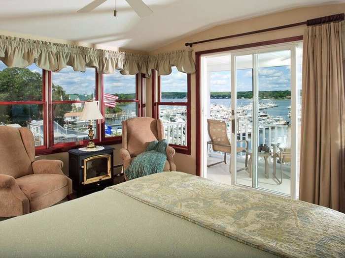 The Inn at Harbor Hill Marina in Niantic, Connecticut, is a waterfront lodge nestled on a hilltop overlooking Niantic’s marina district. Activities like boating, fishing, and kayaking are just steps away from the accommodation and rooms offer magnificent views of the shoreline.