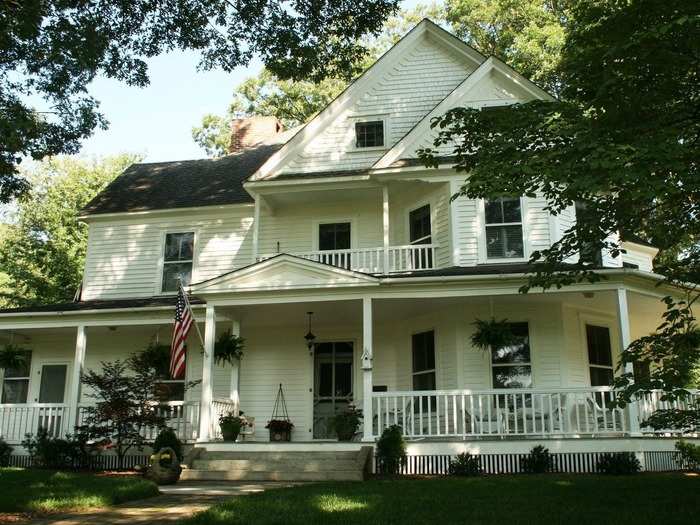 Oak Hill on Love Lane Bed and Breakfast is centrally located in the mountains of Western North Carolina in Waynesville. From its wide array of outdoor actives to the quaint local shops and restaurants that surround it, the stately home from 1898 offers guests an elegant accommodation close to the area’s main attractions.