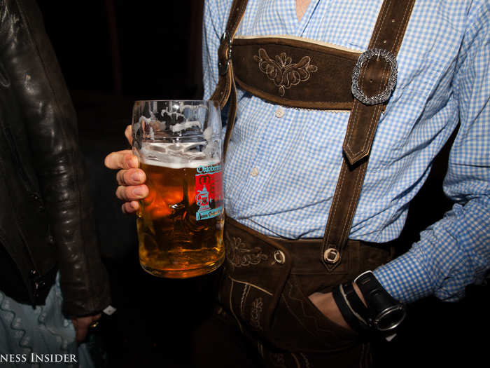 This is how you hold a mass. Germans like to compare it to a handshake with the glass.