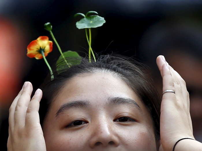 It quickly became fashionable to combine a few clips so that you have an entire garden growing out of the top of your head.