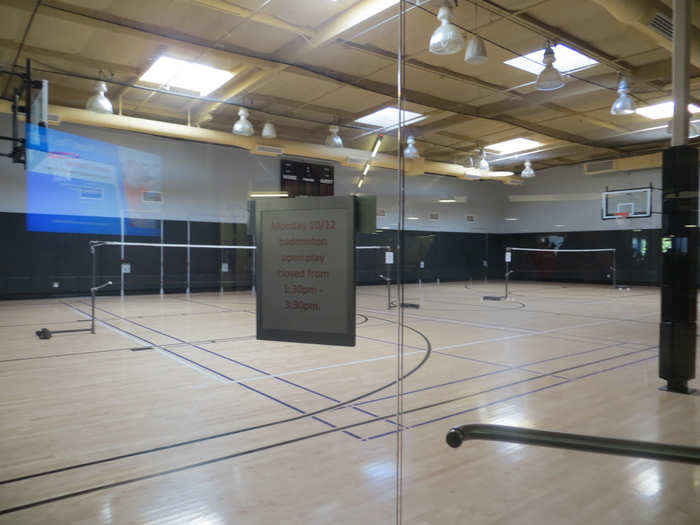 Upstairs the club has indoor courts ...