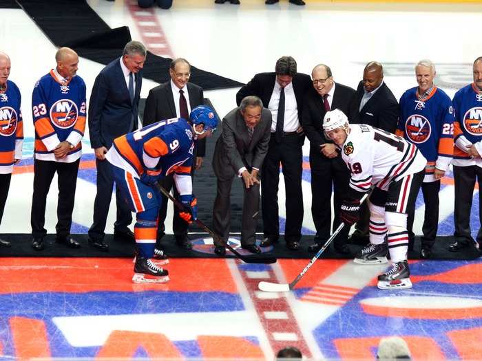 Islanders owner Charles Wang dropped the ceremonial first puck with Mayor de Blasio and Islander greats looking on.