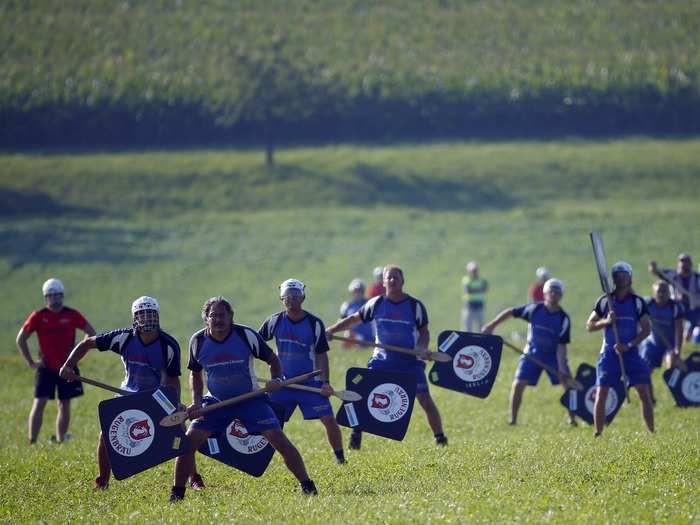 The opposing team has to stop the Nouss as soon as possible by using a shingle, or catch board. The team with the smallest number of penalization points at the end of the game wins.