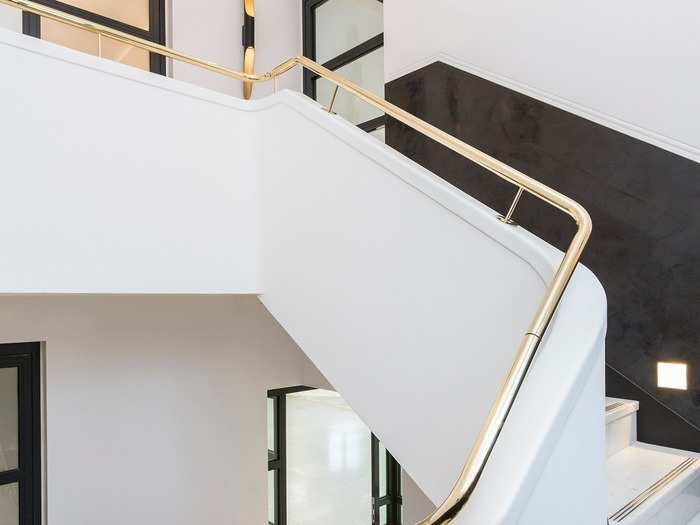 The original 1930s Art Deco staircase was also restored with a Statuario Michelangelo marble stairwell with a gold effect handrail and detailing.