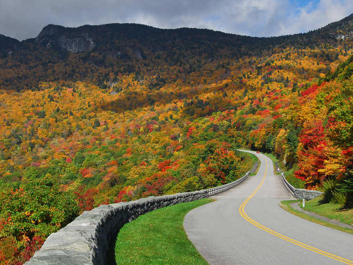 The Blue Ridge Parkway runs from North Carolina to Virginia and is known for its rugged mountain views and views of the Appalachian Highlands.