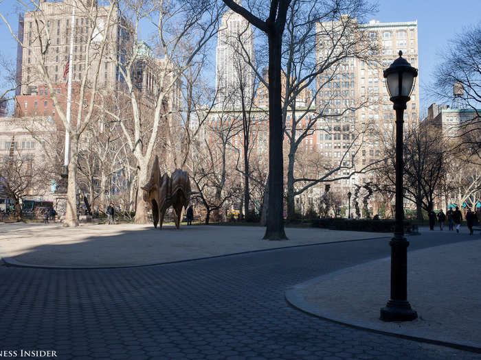 One of the most difficult times to shoot is during a bright sunny day, especially when you are shooting a landscape. The DSLR does a great job of capturing both the buildings in the background and park in shadow in the foreground, keeping both in focus.