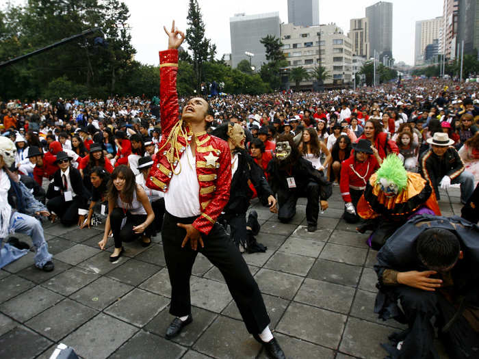 A Michael Jackson impersonator dances with more than 13,000 fans in celebration of the late singer