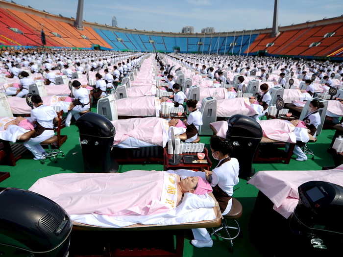 This event broke the record for the largest group of people receiving a beauty treatment in the same location. 1,000 customers received facial massages at a sports center in China.
