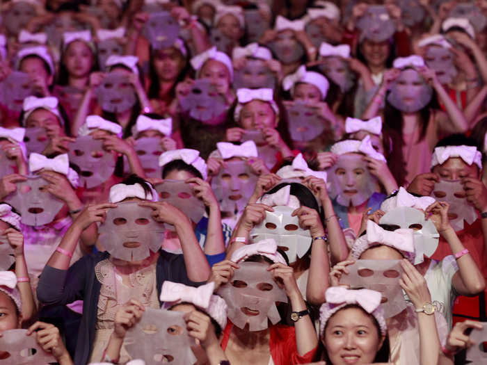 1,213 participants set a Guinness World Record by applying facial masks for 10 minutes at the exact same time in Taiwan.