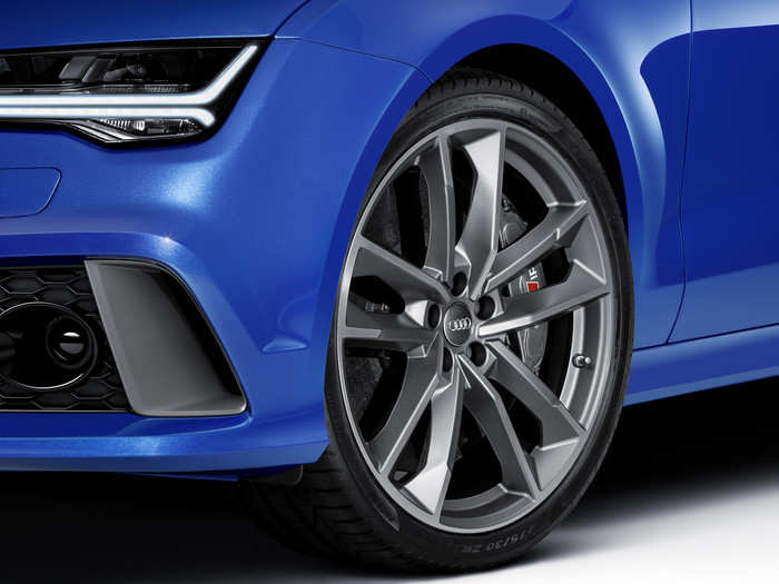 To get the Autobahn bruiser stopped, Audi offers either a lightweight "wave" cut brakes or ultra-lightweight carbon ceramic discs.