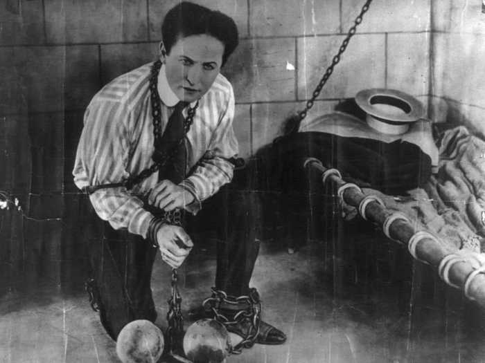 Before becoming the greatest magician, Harry Houdini ran away from home at the age of 12.