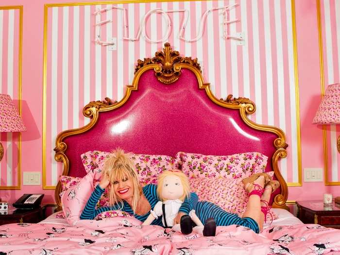 To pay tribute, the hotel had Betsey Johnson design the Eloise Suite, which features chandeliers adorned with pink bulbs, a charming tea room, and a reading room where the "Eloise" books can be enjoyed.