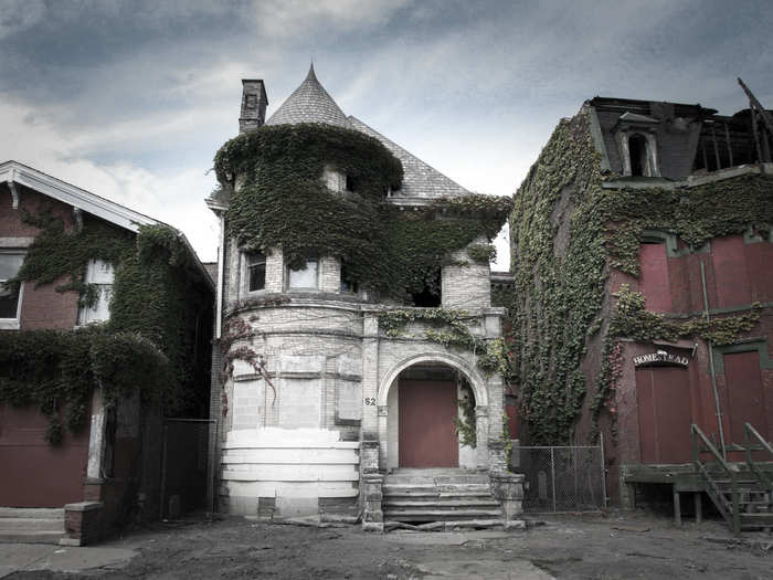 Detroit is full of ghost stories, especially on Temple Street. In 1942, three priests are said to have been murdered in this dilapidated Victorian mansion.