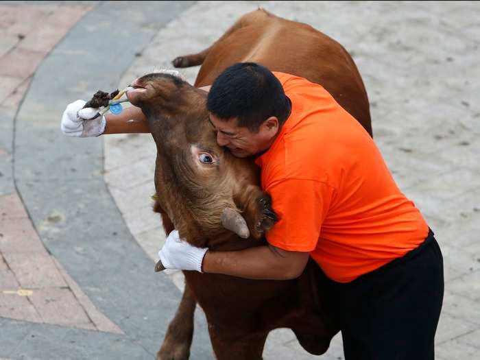 In three minutes, men from Jiaxing, in China