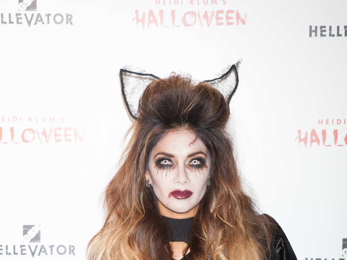 Later in the evening, singer Nicole Scherzinger arrived in creepy, cat-inspired makeup, complete with striking color contacts. The actress seemed somewhat frantic, rushing inside to the event.