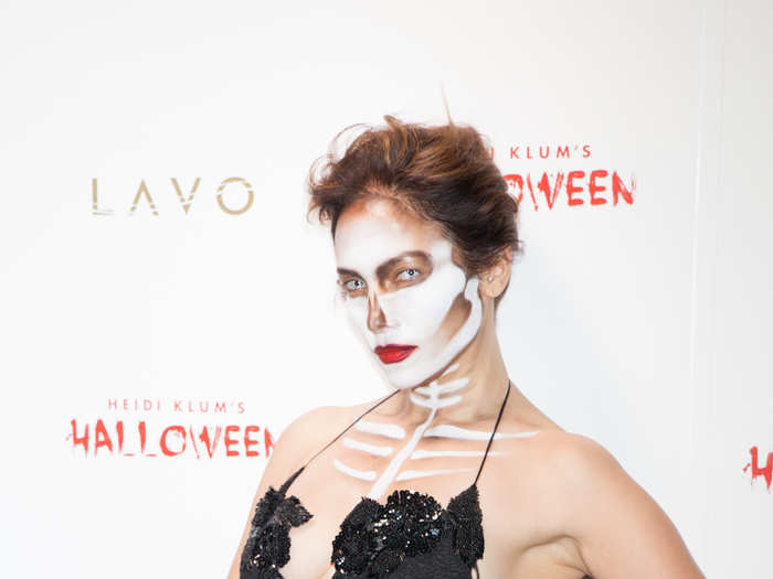 As we waited for the final celebrities to arrive close to 11 p.m., we heard that Jennifer Lopez and Heidi might arrive at the same time. First, Jennifer Lopez graced the red carpet in an elegant skeleton outfit and piercing contacts.
