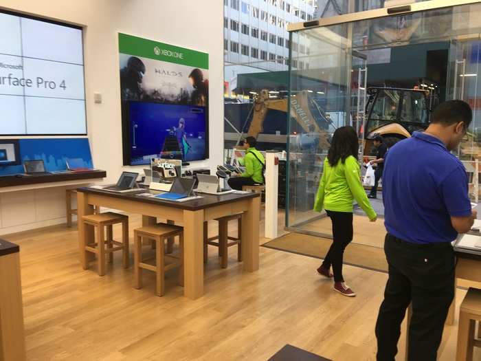 I went to the store first thing in the morning on a weekday, so it was pretty empty. One of the Microsoft employees was playing "Rock Band" on an Xbox.