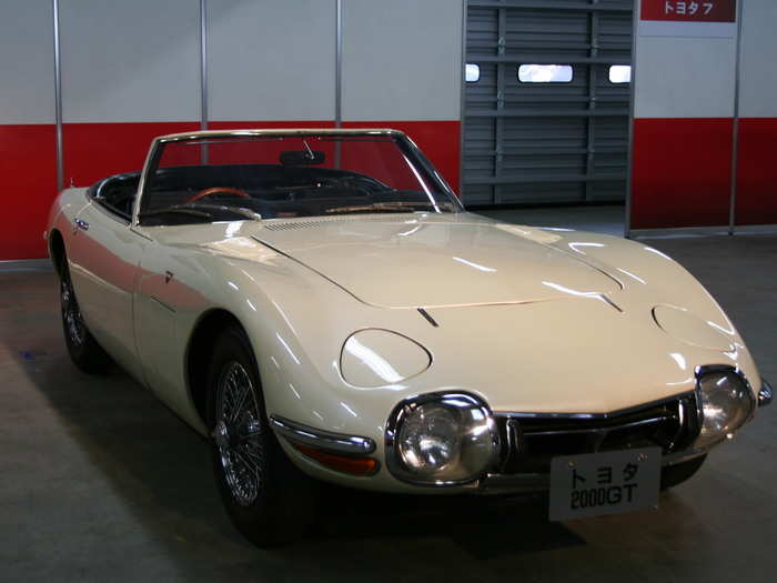 After the DB5, a series of other brands appeared sporadically as Bond cars. One of the most famous is the Toyota 2000GT in 1967