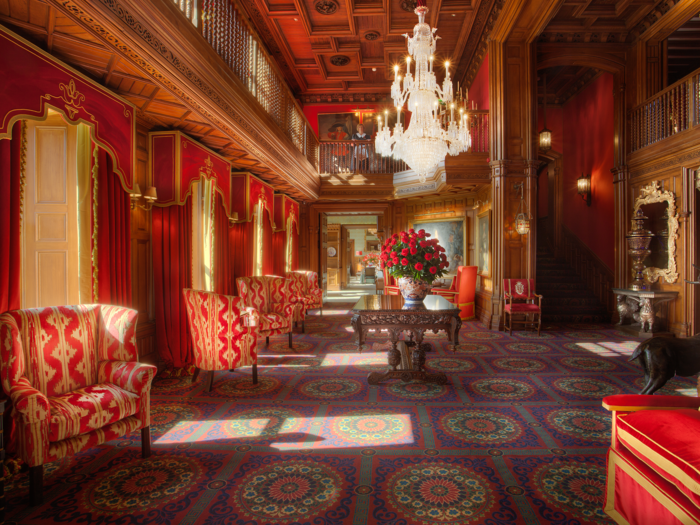 Dating back to 1228, it recently underwent a two-year, $75 million renovation to create the elegant design it boasts today. As guests enter, they are greeted by a warm and rich lobby with red draperies.