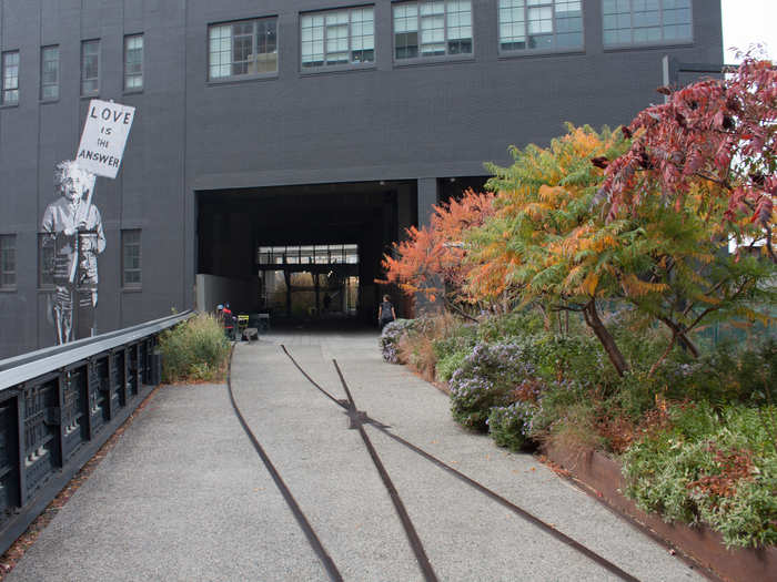 As you approach the end of the High Line, the park widens and becomes more interactive. There are food stalls and tables for people-watching or snacking.