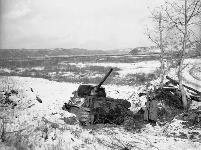 On November 2, Chinese forces encountered US Marines. The Chinese suffered heavy casualties and withdrew to the Chosin Reservoir in an attempt to lure allied forces into a trap.