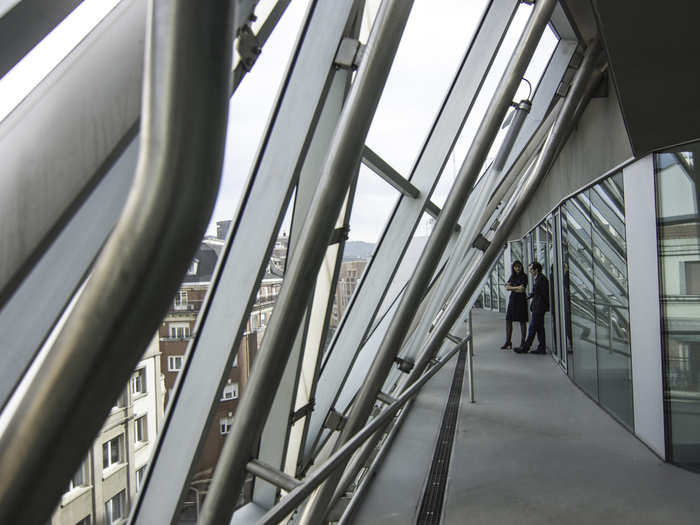 The second skin wards off noise, glaring heat, and cool ocean fog while creating a connection between the interior and the exterior. The fragmented glass in the structure reflects neighboring buildings while drawing the sky to street level.