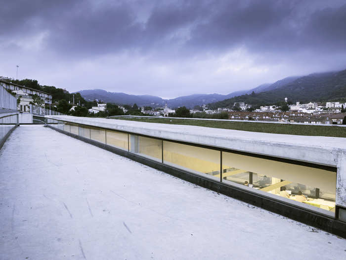 The library turns and faces out to the town, to capture the weather, light, landscape, buildings, and movement of people.