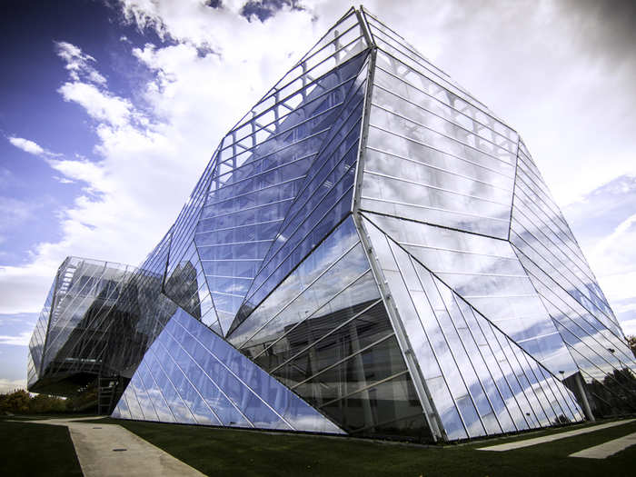 In the E8 office building in Vitoria Gasteiz, large facets of glass draw the reflection of the sky down to the earth, as though the building is in the process of disappearing. The second skin provides solar control and wind protection, which in turn reduces energy use.